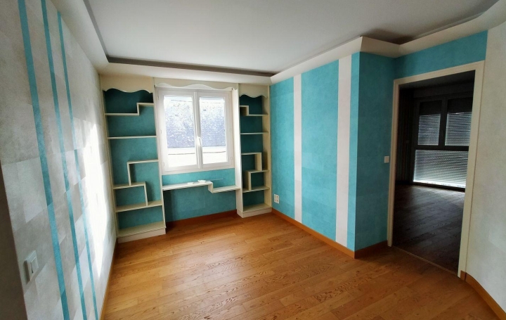 7 Pièces VILLAINES-LA-JUHEL (53700)  235 m2 750 € 