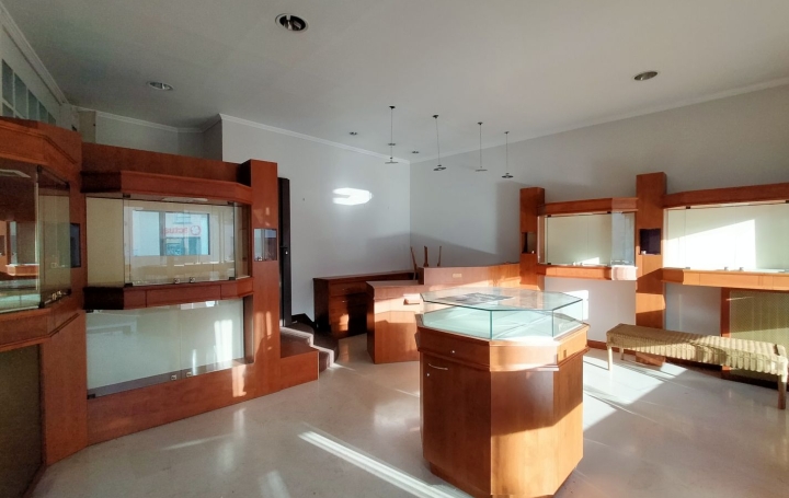 Local commercial VILLAINES-LA-JUHEL (53700)  43 m2 420 € 