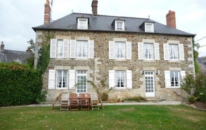 Réseau Immo-diffusion : Maison de village  BAGNOLES-DE-L'ORNE  250 m2 312 000 € 