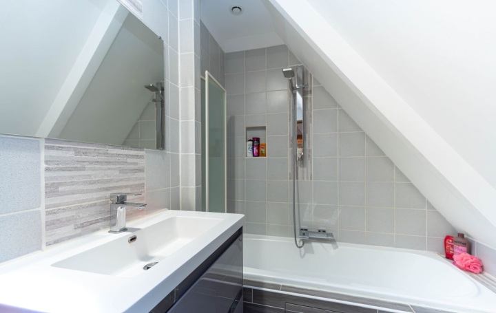 Maison LA BAZOCHE-GOUET (28330)  162 m2 294 000 € 