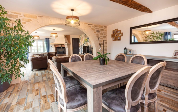 Maison VENDOME (41100)  220 m2 329 900 € 