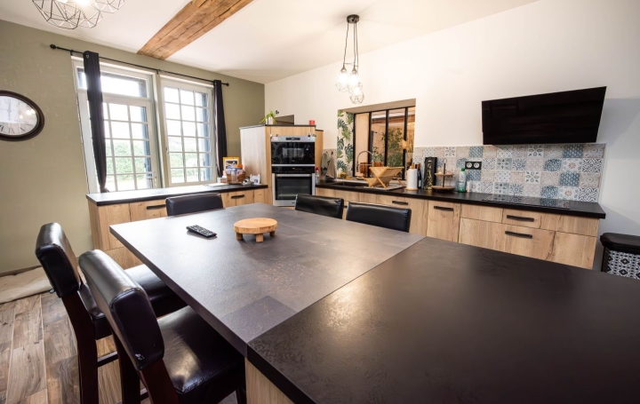 Maison VENDOME (41100)  220 m2 329 900 € 