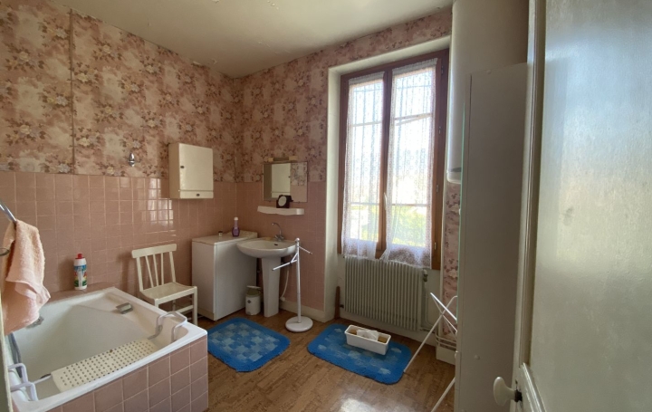 Maison ENTRE-DEUX-GUIERS (38380)  78 m2 180 000 € 