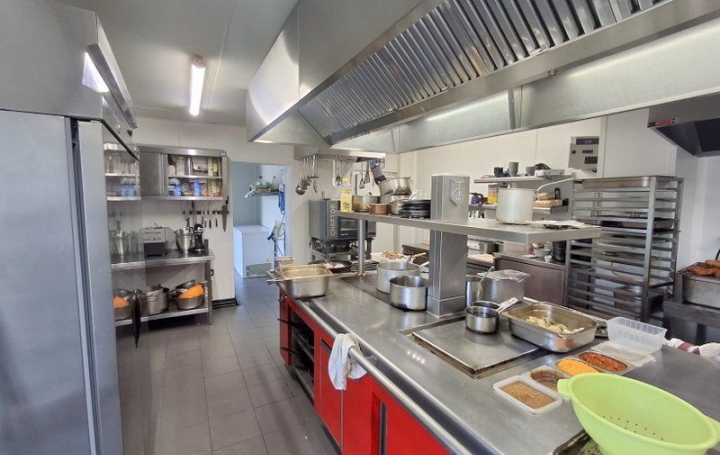 Activité commerciale RUOMS (07120)  800 m2 890 000 € 