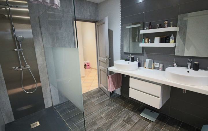 Villa PUY-L'EVEQUE (46700)  230 m2 350 000 € 