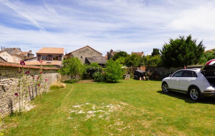 Maison RUFFEC (16700)  280 m2 315 000 € 