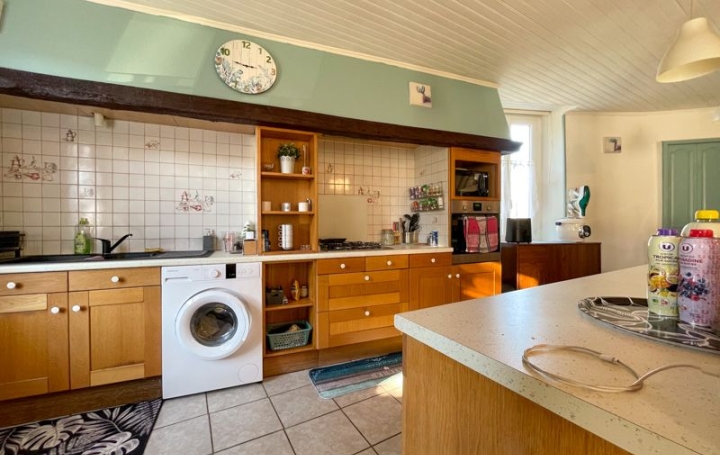 Maison CHEF-BOUTONNE (79110)  215 m2 192 000 € 