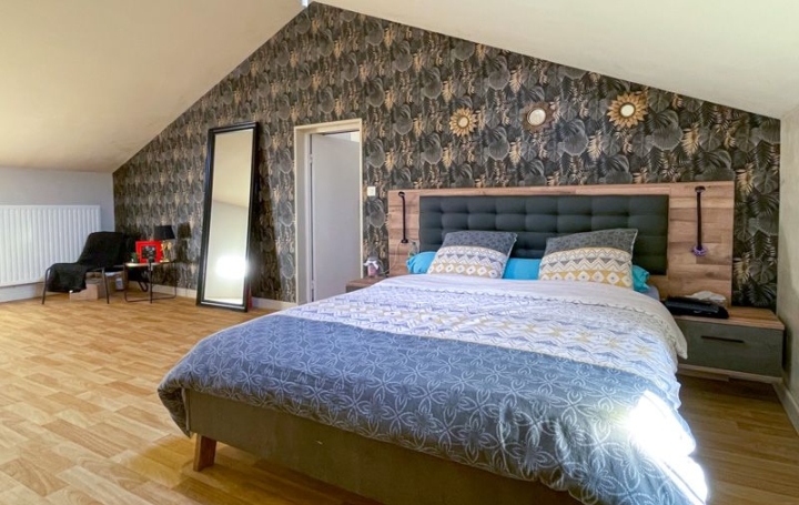 Maison CHEF-BOUTONNE (79110)  215 m2 192 000 € 