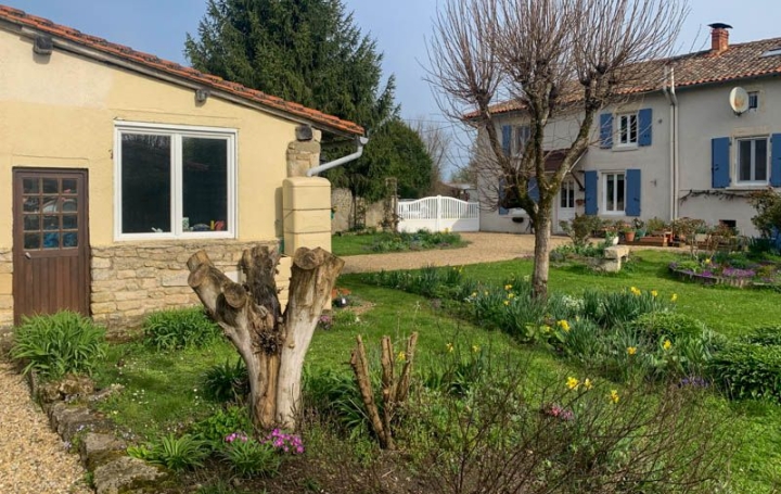 Maison CHEF-BOUTONNE (79110)  215 m2 192 000 € 