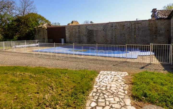 Maison VILLEFAGNAN (16240)  190 m2 150 000 € 