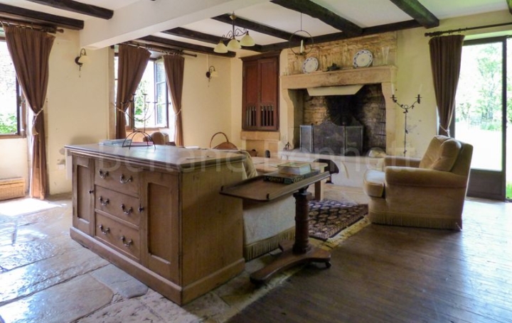 Maison LEZAY (79120)  177 m2 233 200 € 