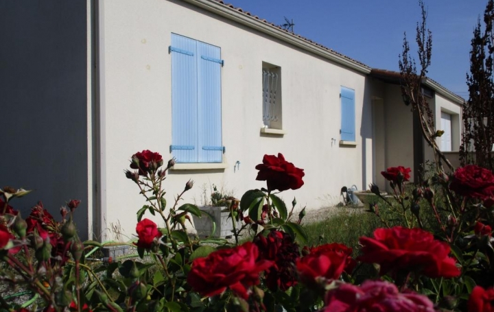 Réseau Immo-diffusion : Maison de village  LONGEVES  90 m2 220 500 € 