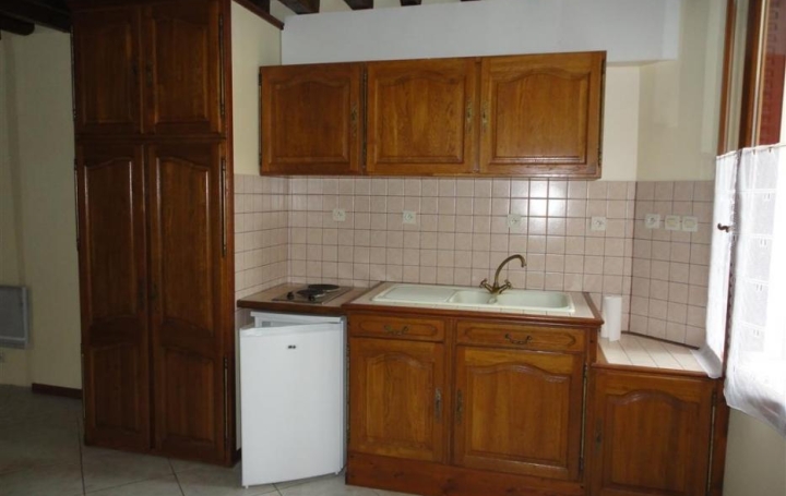 Studio SENS (89100)  27 m2 320 € 