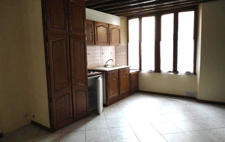 Studio SENS (89100)  27 m2 320 € 