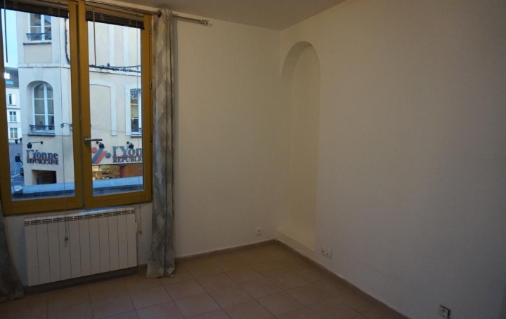 Studio SENS (89100)  21 m2 340 € 