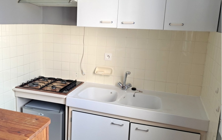 Studio SENS (89100)  20 m2 410 € 