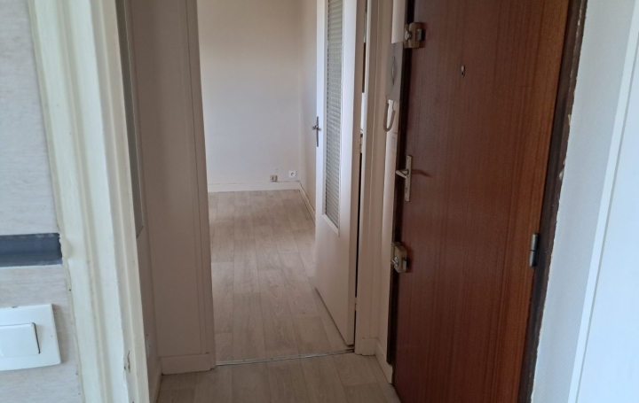 Studio SENS (89100)  20 m2 410 € 