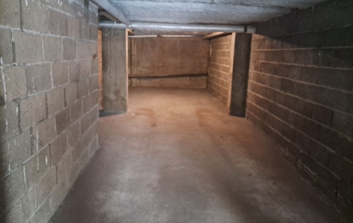 Garage SENS (89100)  28 m2 122 € 