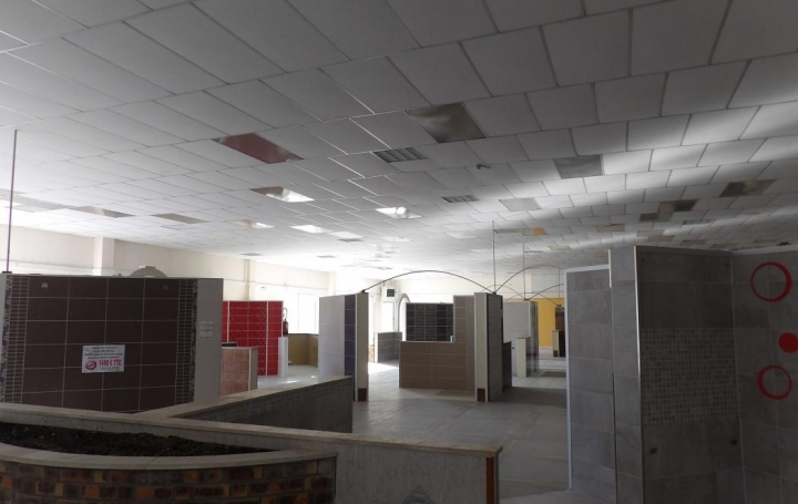 Réseau Immo-diffusion : Local commercial  LA CHAPELLE-SAINT-LUC  970 m2 4 000 € 