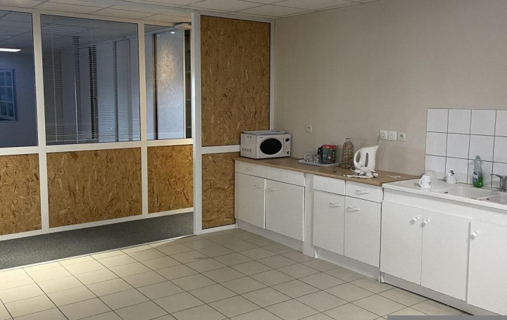 Local commercial LA CHAPELLE-SAINT-LUC (10600)  1 385 m2 16 740 € 