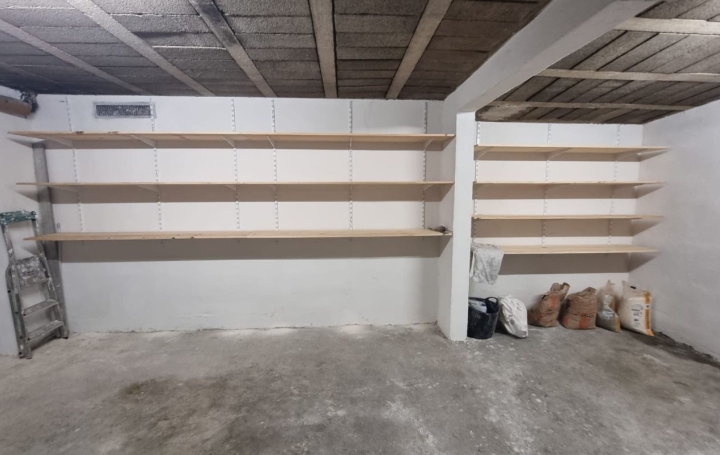 Garage MARSEILLE (13012)  38 m2 350 € 