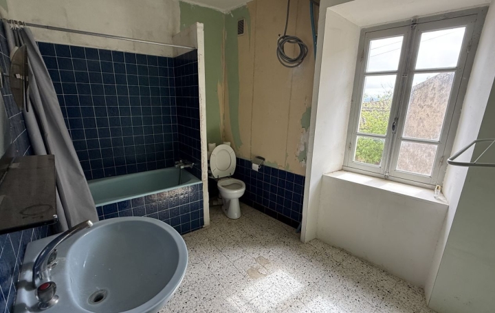 Maison de village AZILLANET (34210)  180 m2 59 000 € 