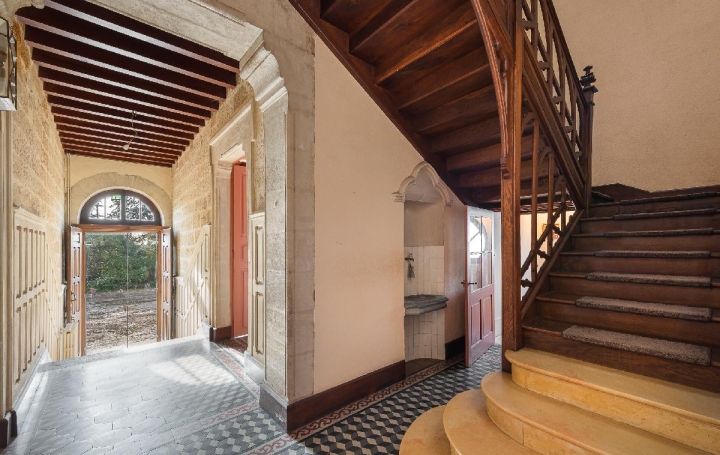 Maison UZES (30700)  217 m2 695 000 € 