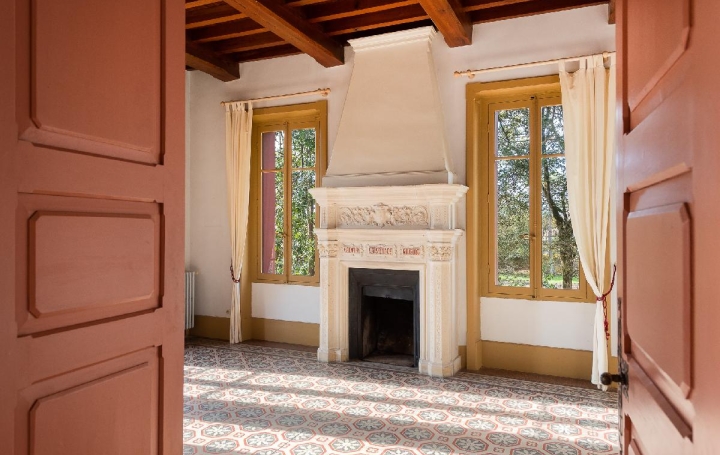 Maison UZES (30700)  217 m2 695 000 € 