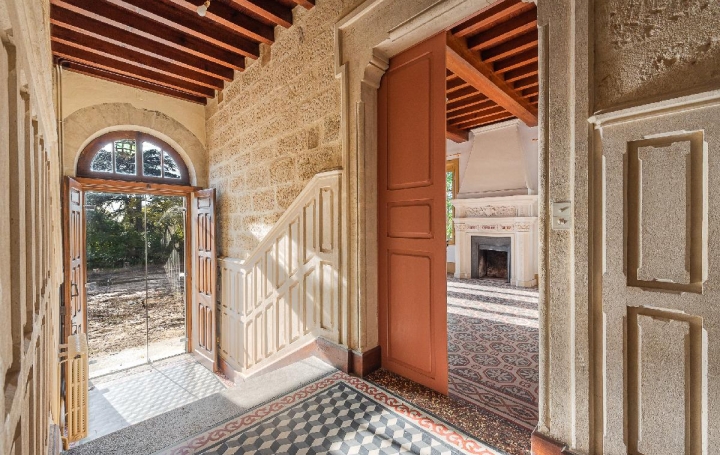 Maison UZES (30700)  217 m2 695 000 € 