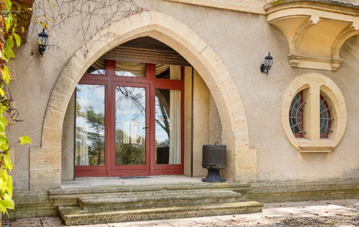 Maison UZES (30700)  217 m2 695 000 € 