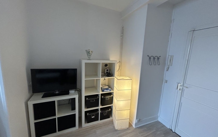Studio PARIS (75016)  19 m2 935 € 
