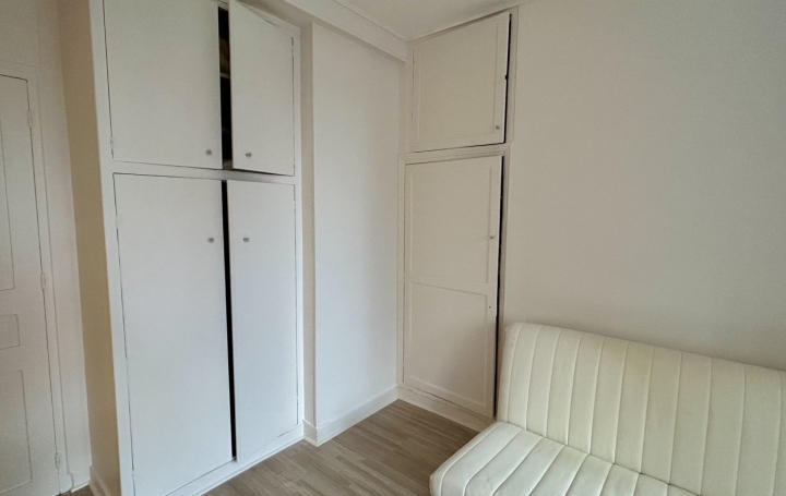 Studio PARIS (75016)  19 m2 935 € 