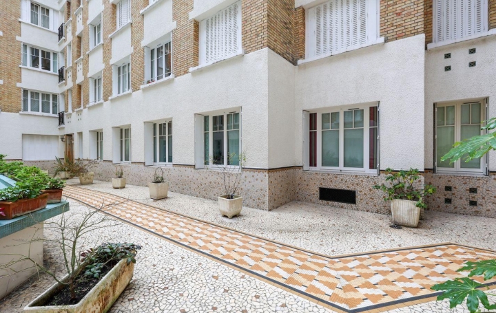 5 Pièces PARIS (75016)  136 m2 1 190 000 € 