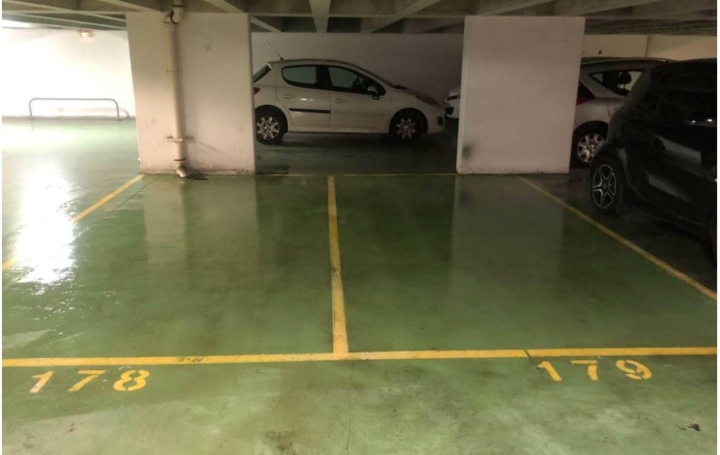 Garage / Parking PARIS (75011) 12 m<sup>2</sup> 32 500 € 