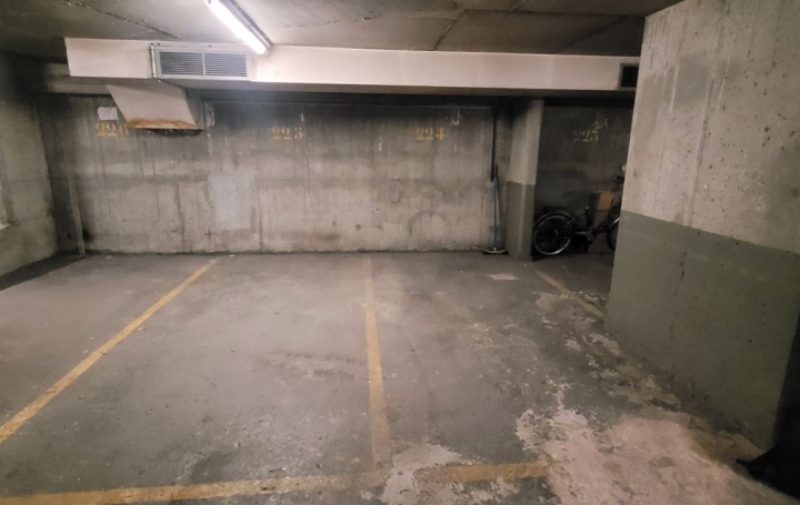 Parking PARIS (75016)  17 m2 58 000 € 