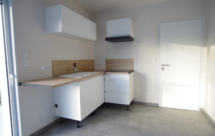 Maison SAINTE-FOY (85150)  78 m2 990 € 