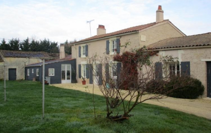 Réseau Immo-diffusion : Maison  NUAILLE-D'AUNIS  250 m2 367 000 € 