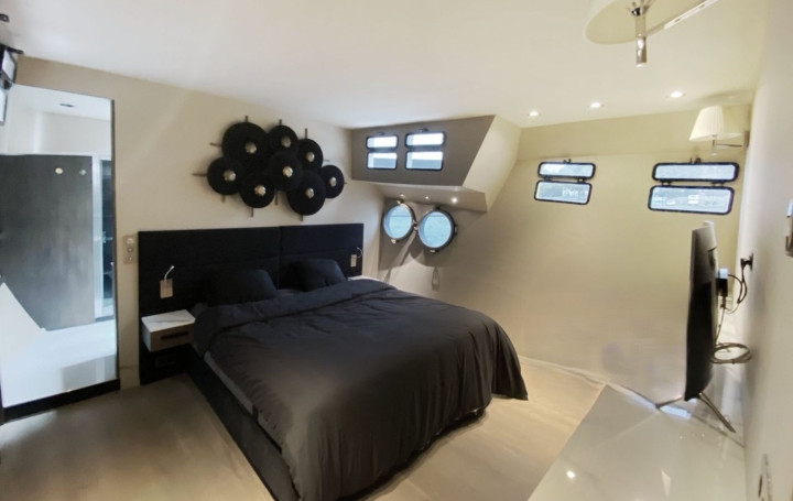 4 Pièces PARIS (75008)  100 m2 1 200 000 € 