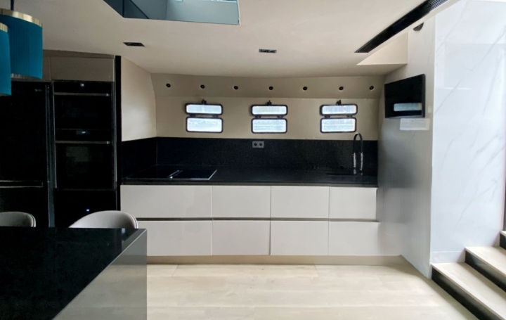 4 Pièces PARIS (75008)  100 m2 1 200 000 € 