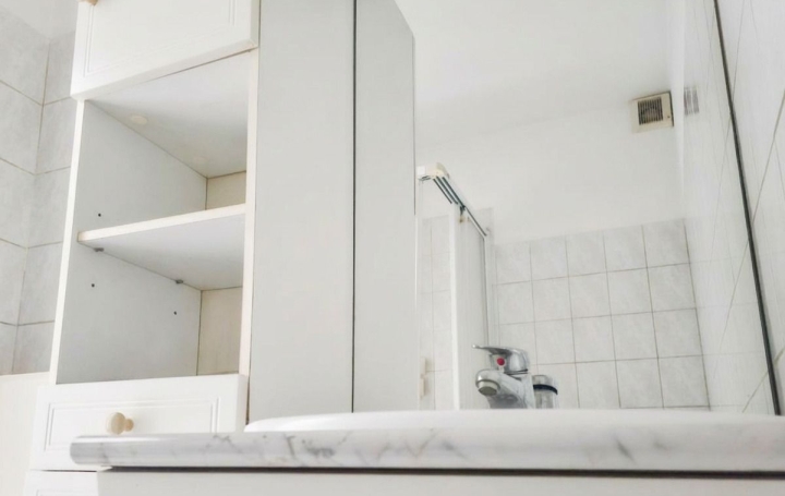 Studio PARIS (75020)  20 m2 182 200 € 