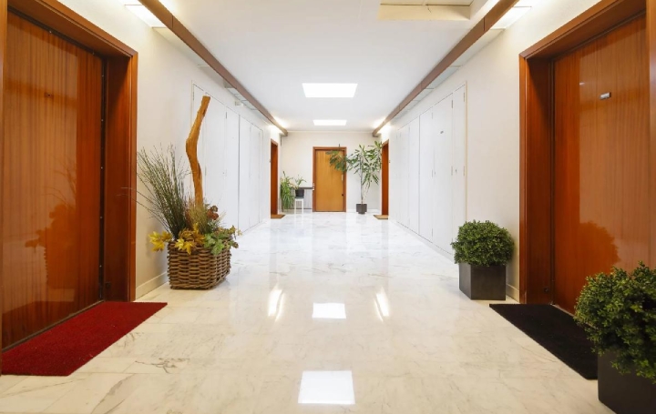 2 Pièces PARIS (75015)  81 m2 1 360 000 € 