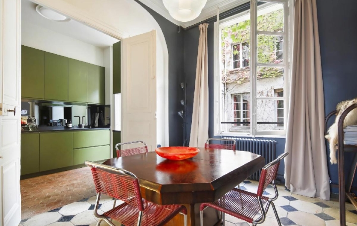 4 Pièces PARIS (75003)  106 m2 2 100 000 € 