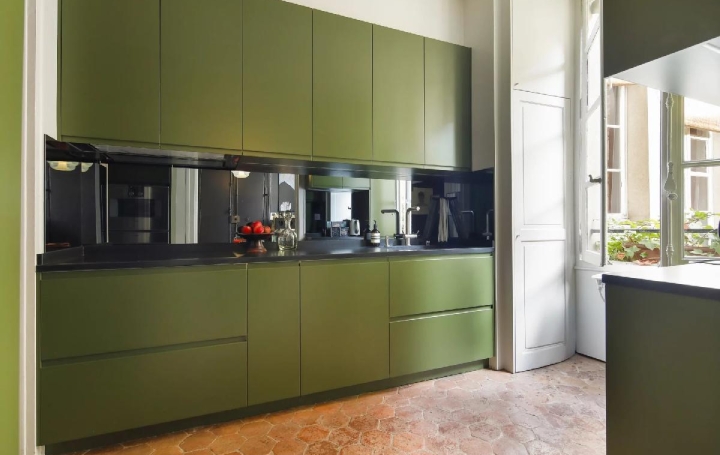 4 Pièces PARIS (75003)  106 m2 2 100 000 € 