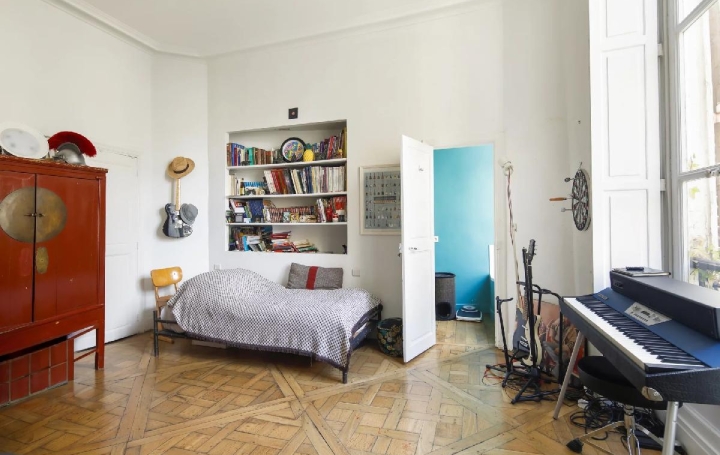 4 Pièces PARIS (75003)  106 m2 2 100 000 € 