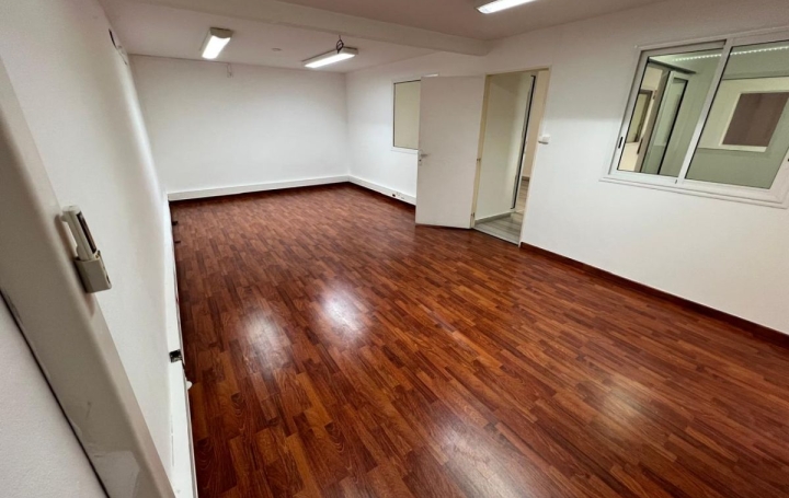 Local commercial LA POSSESSION (97419)  320 m2 4 600 € 