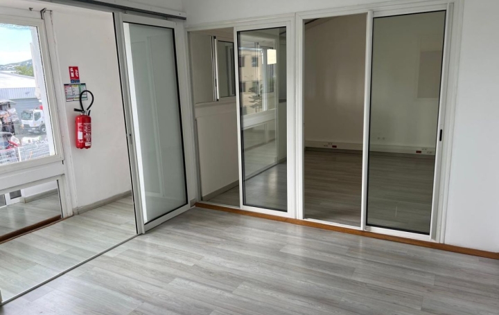 Local commercial LA POSSESSION (97419)  320 m2 4 600 € 
