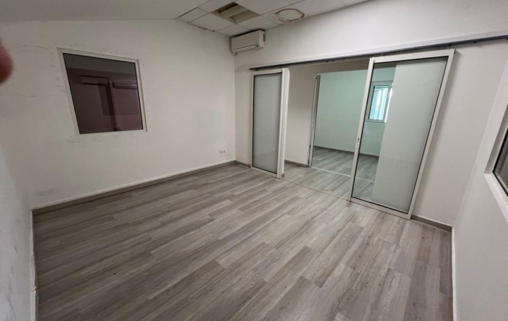 Local commercial LA POSSESSION (97419)  320 m2 4 600 € 