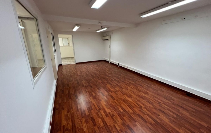 Local commercial LA POSSESSION (97419)  320 m2 4 600 € 