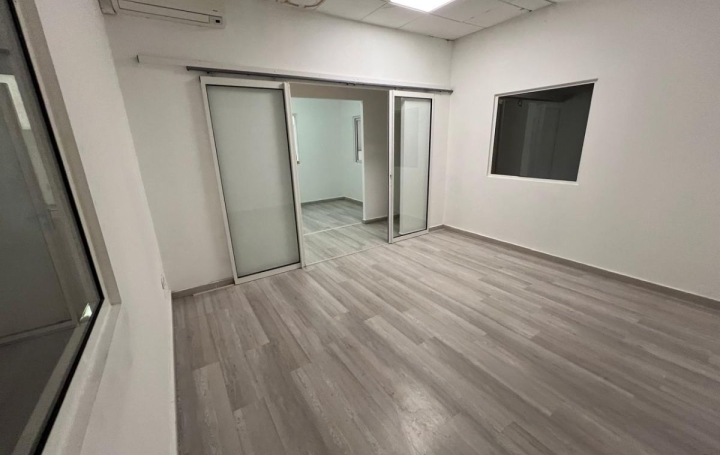 Local commercial LA POSSESSION (97419)  320 m2 4 600 € 