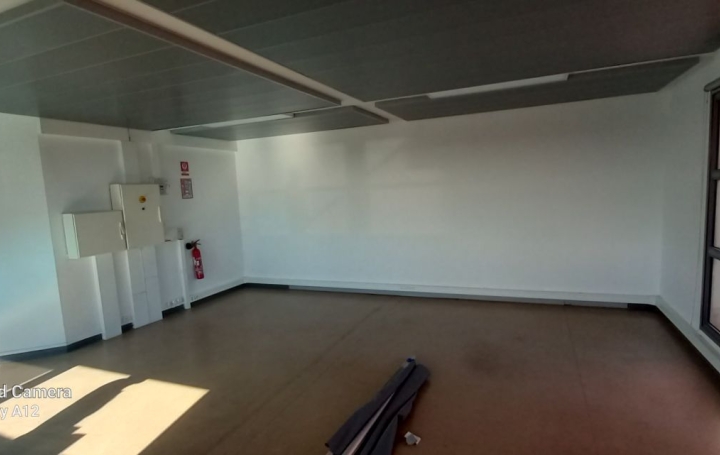 Local commercial SAINT DENIS (97490)  25 m2 777 € 